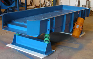 Feeding plastics to optical sorter